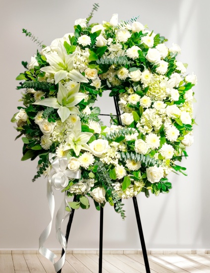 Corona Fúnebre Blanca con pompos lilium y hortencias blancas